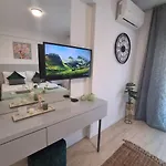 Lazuli Center 161 - 100 M From The Larnaca